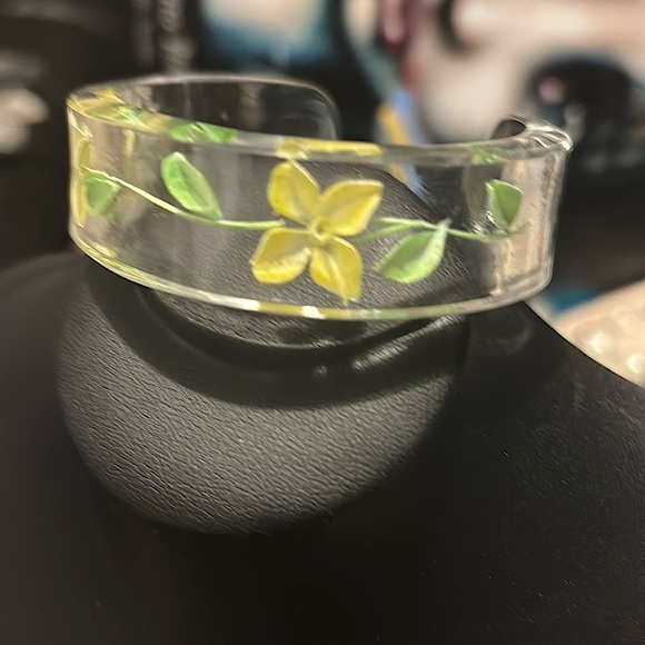 Pressed Hydrangea flower Clear Acrylic Cuff Bangle - Dried Flowers - Picture 2 of 8